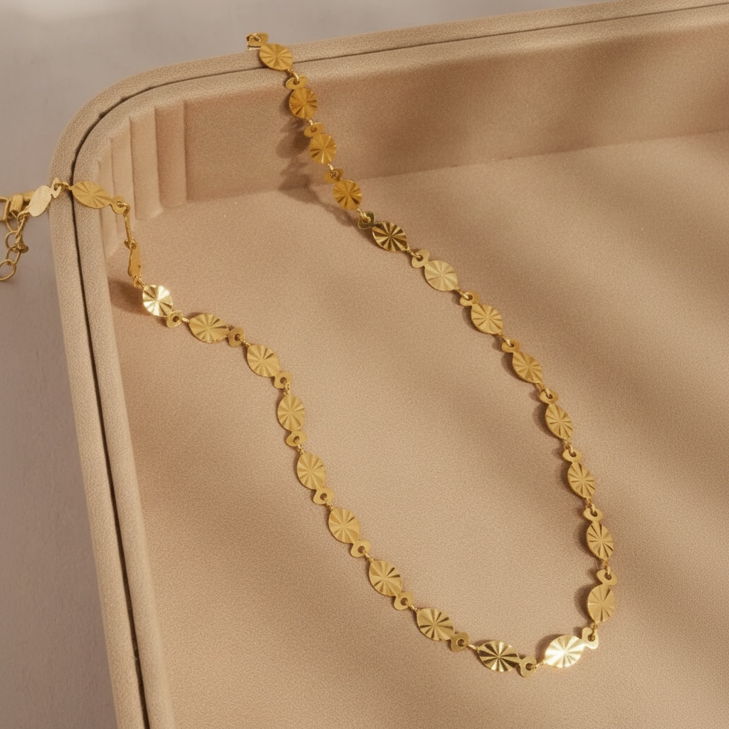 A Kiss of Gold Chain Necklace
